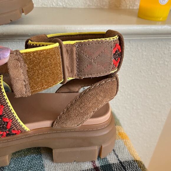 UGG Women’s Ashton Heritage Braid Sandals Size 7.5 Boho Beach Colorful Braided - Picture 12 of 16